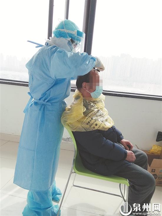 万秋慧帮病区老伯理发