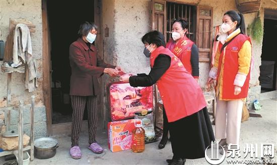 德化县巾帼志愿者走访慰问帮扶因疫情受困的贫困妇女家庭