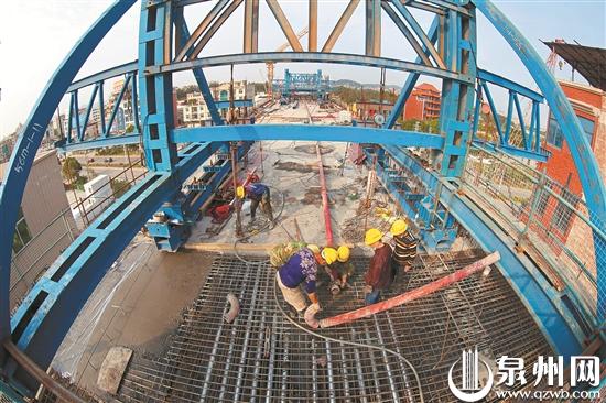 昨日，在新建福厦铁路项目草洪塘特大桥施工现场，工人们正在进行桥墩连续梁浇筑。（陈小阳 颜雅婷 摄）
