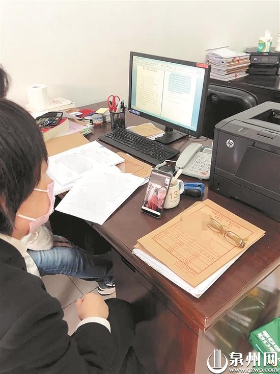 承办法官与原、被告通过视频沟通