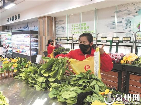 在南安洪濑一超市,工作人员正在为外卖买菜订单配货。 在南安洪濑一超市,工作人员正在为外卖买菜订单配货。