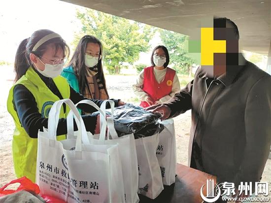 志愿者为流浪人员送来日常生活用品