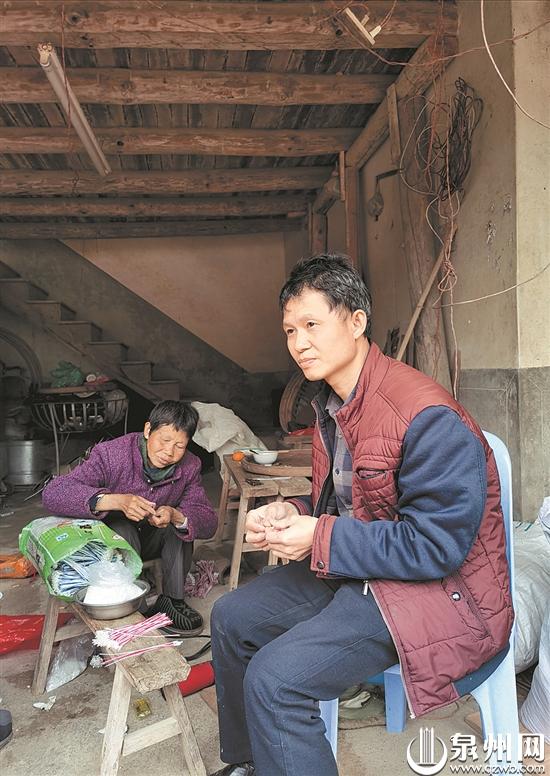 卓木水依靠一技之长，加上各界的帮扶，实现了脱贫。 （张九强 摄）