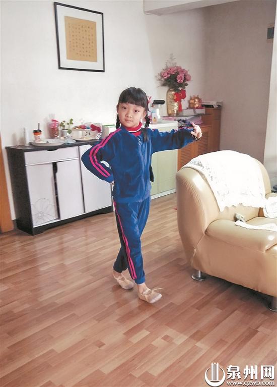 丰泽二中心高甲班的孩子们每天练习基本功