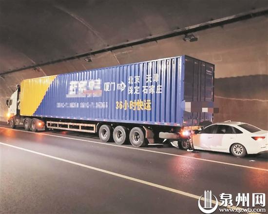 小车前部插入牵引车底部