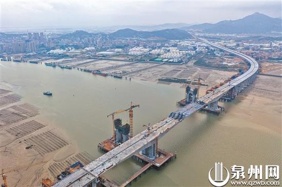 经过19个小时艰苦鏖战,横跨安海湾的跨海大桥成功合龙。 经过19个小时艰苦鏖战,横跨安海湾的跨海大桥成功合龙。