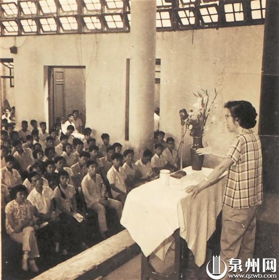 1962年，白雪娇在中山图书馆演讲《红岩》故事。