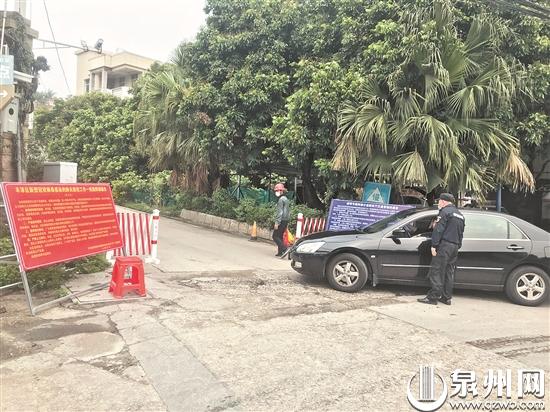 皇迹山入口工作人员劝导上山车辆