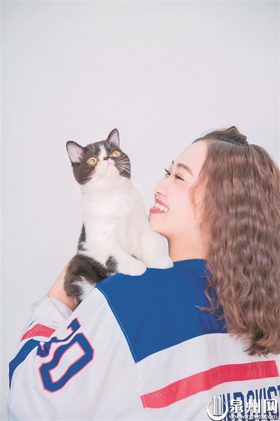 潘诗娜和收留的流浪猫合影 （受访者供图）