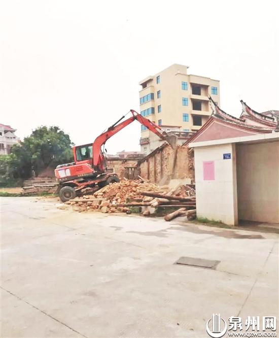 挖掘机拆除危房