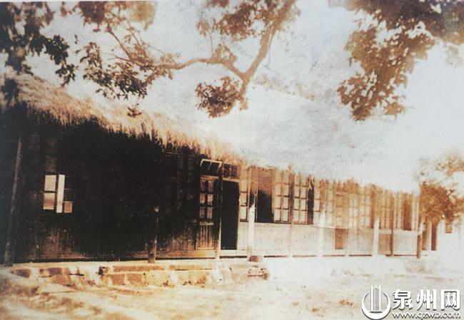 黎明高中创办之初的茅草屋教室和宿舍,条件简陋,但老师们乐在其中。