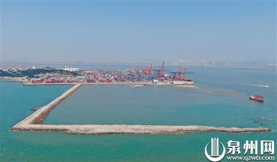 日夜轮班填砂忙