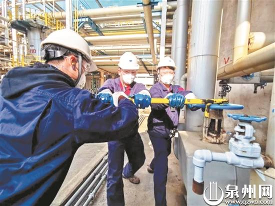 中化泉州石化公司员工精心操作