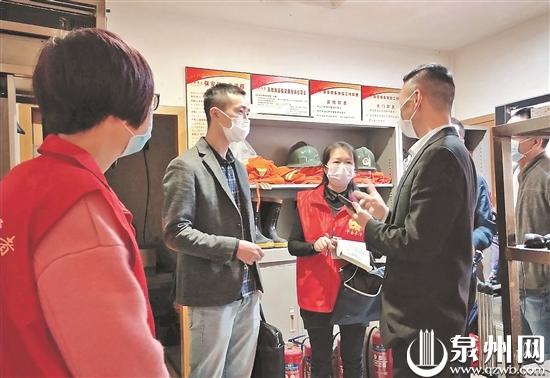 工作人员深入企业和商家排查安全隐患