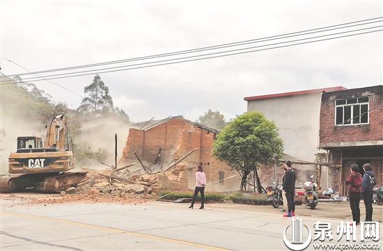 危旧房在房主的见证下拆除