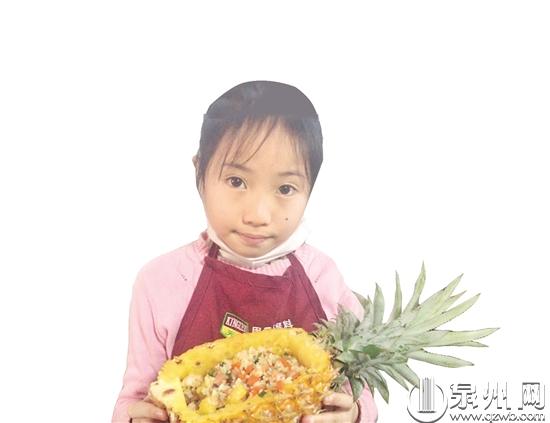 看我做的菠萝炒饭多棒！