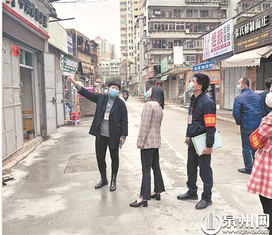 工作人员排查“三合一”场所隐患