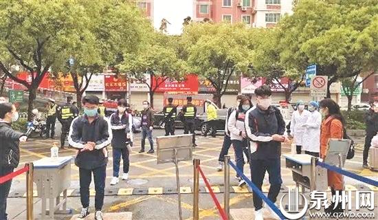 学生进校前先洗手消毒