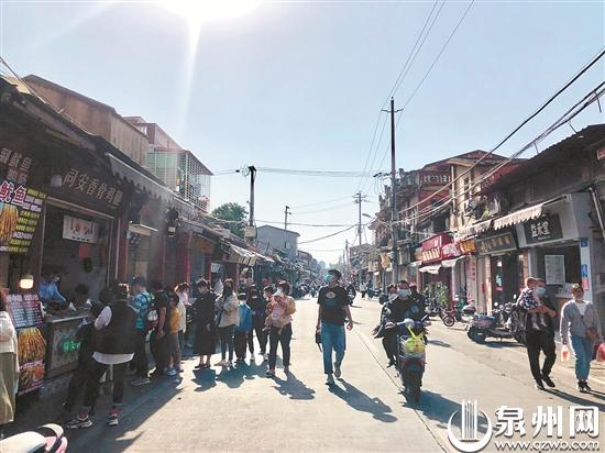 复工后的西街，人气逐渐恢复。