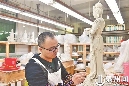 陈信聘在雕刻作品