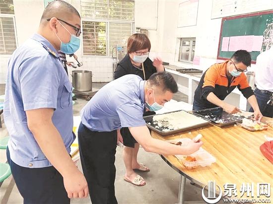 执法人员到学校食堂检查