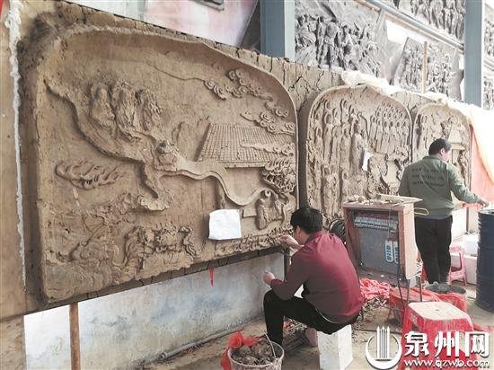 荣发石业的设计团队正在进行泥塑创作