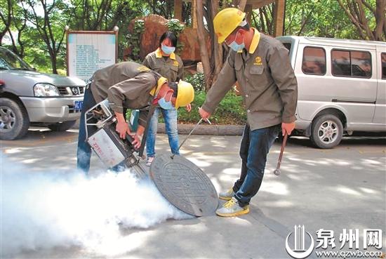工作人员对下水道进行热烟雾熏杀