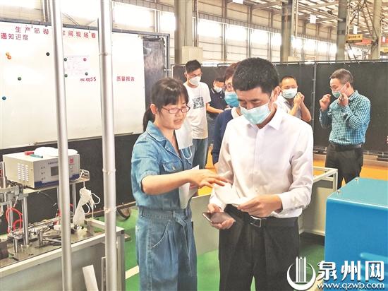 “五月风”公益活动慰问组到生产车间慰问