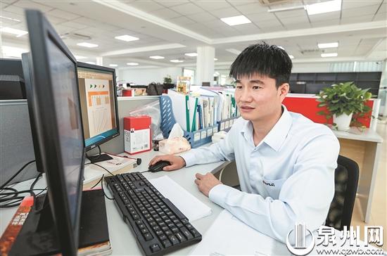 秦双迎认真查阅国内外相关资料，助力攻克技术难题。