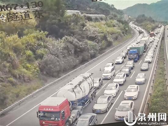 昨日高速公路迎来车流高峰