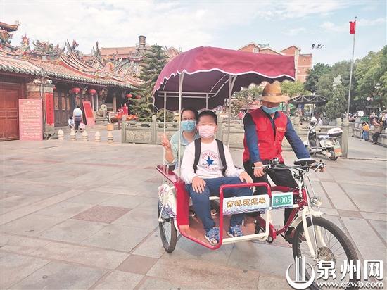 丁零丁零……悦耳的铃声从深邃的小巷中传来,一辆红白相间的全新“边三轮”缓缓驶来,立即吸引了众人的目光。 昨日是“五一”假期首日,作为泉州多彩交通重要组成部分的三轮车“小红”,正式在老城区开跑,受到诸多市民游客的青睐。 丁零丁零……悦耳的铃声从深邃的小巷中传来,一辆红白相间的全新“边三轮”缓缓驶来,立即吸引了众人的目光。 昨日是“五一”假期首日,作为泉州多彩交通重要组成部分的三轮车“小红”,正式在老城区开跑,受到诸多市民游客的青睐。