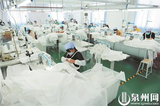工人们在无尘生产车间赶制防护服