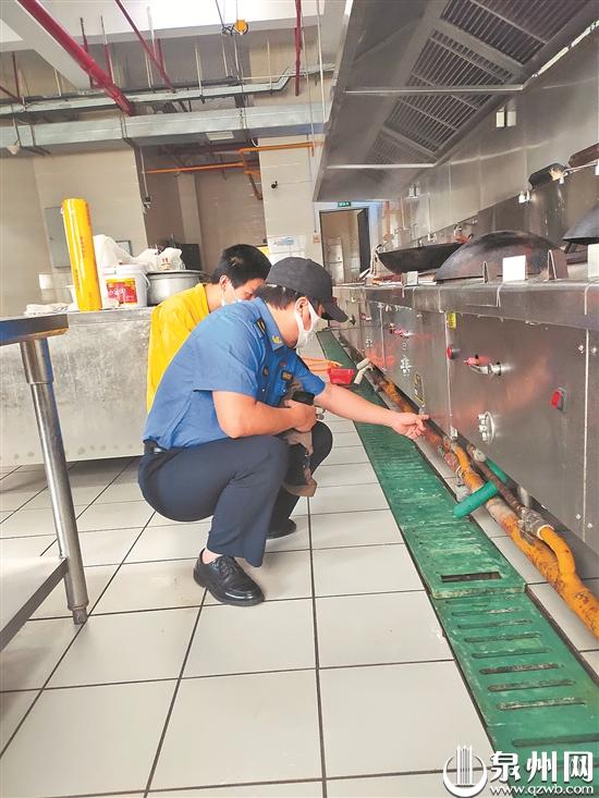 安检人员对学校的燃气管道和灶具进行全面检查