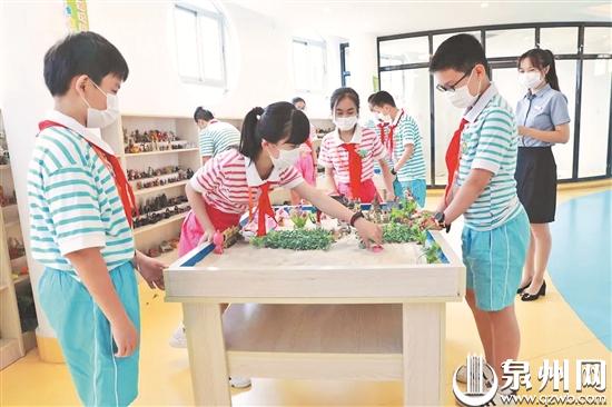 学生们体验心理小游戏