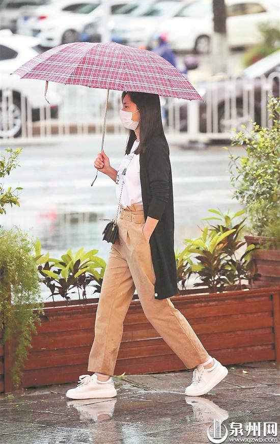 连日雨水，市民出行不便。（庄丽祥 摄）