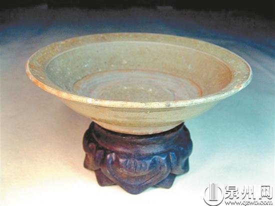 南宋青釉折沿小瓷碗（资料图）