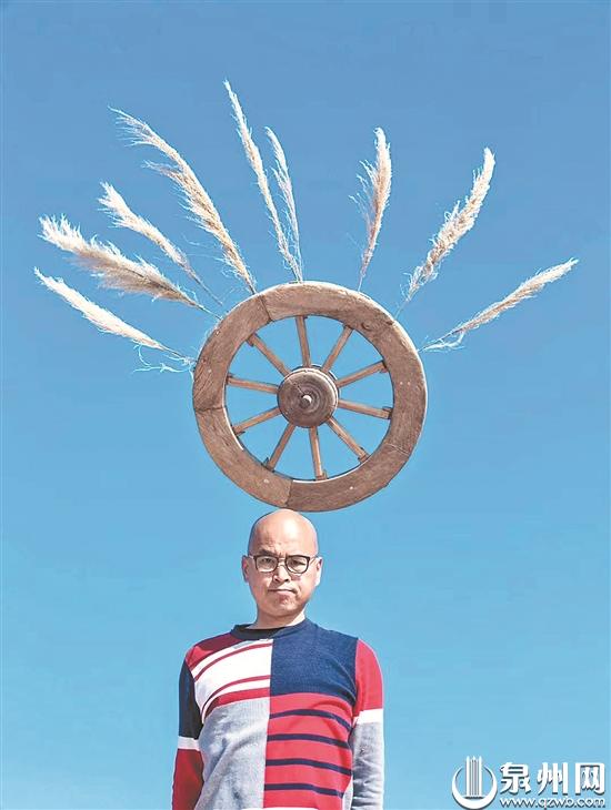 陈文令说,农村的平凡之物顶一顶,顶出一个充满诗意的春天。 陈文令说,农村的平凡之物顶一顶,顶出一个充满诗意的春天。