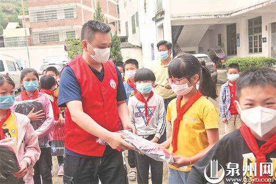 小朋友收到大礼包，提前过“六一”。