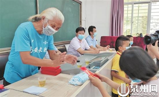 吴佳色为品学兼优却家庭贫困的孩子送上助学金 (林杰 摄) 吴佳色为品学兼优却家庭贫困的孩子送上助学金 (林杰 摄)