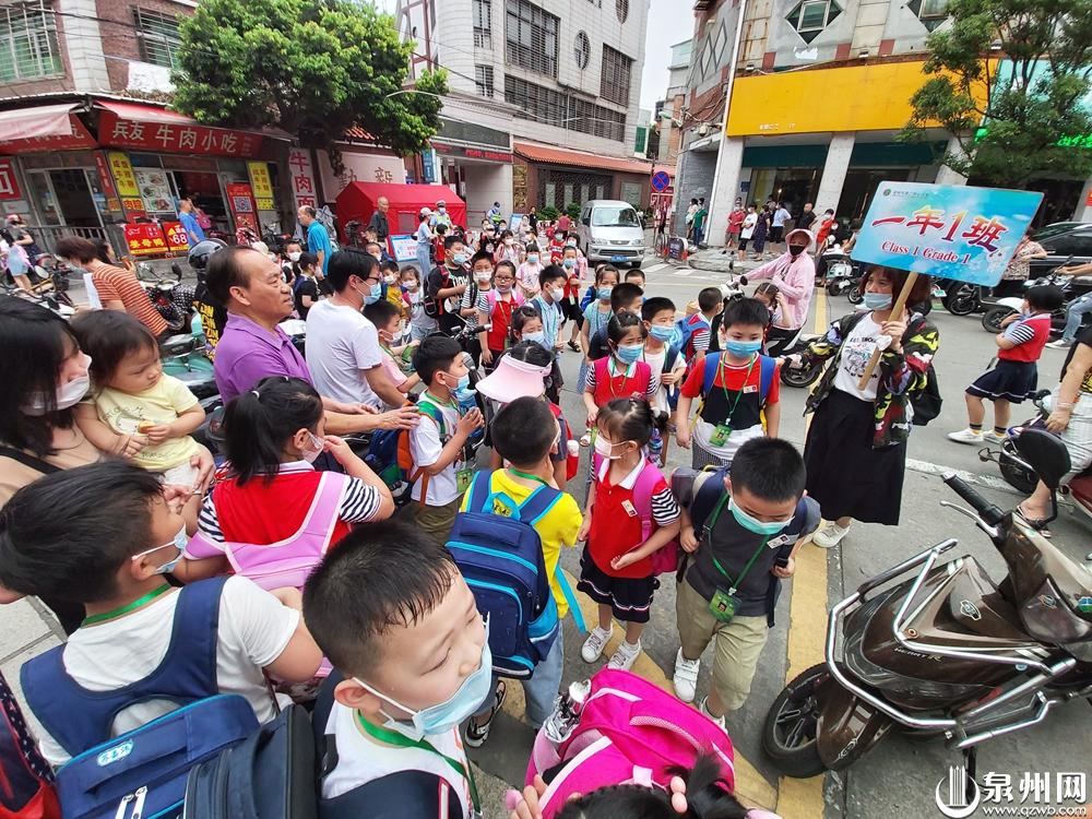 在泉州第二中心小学,放学后,与往常不同,家长不再学校门口等待,而是有