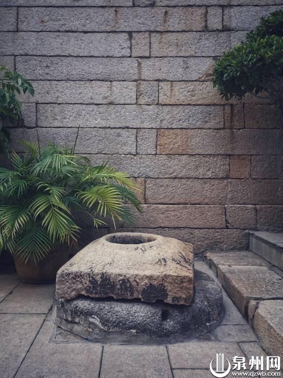 井盘上搁置了另外一块井盘。