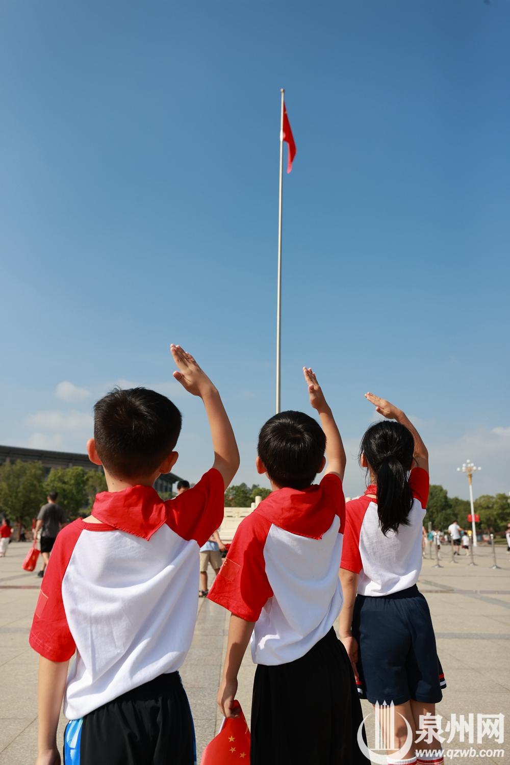 少先队员向国旗敬礼