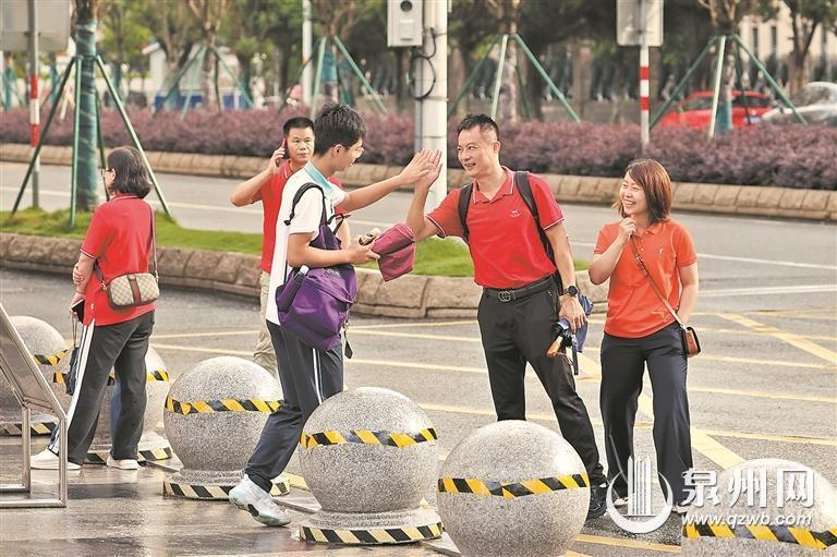 直击中考第一天:你们乘风破浪 我们全力护航