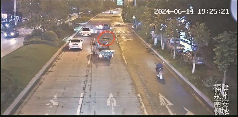 醉酒男子路当床 警民联手送回家