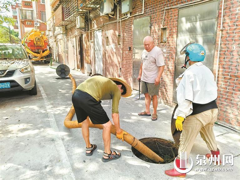 公共化粪池积满 污水倒灌小吃店:房东垫资疏通化粪池