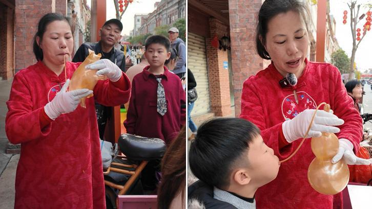 一口气吹出个“胖葫芦”！ 泉州街头这门指尖绝活太好玩了