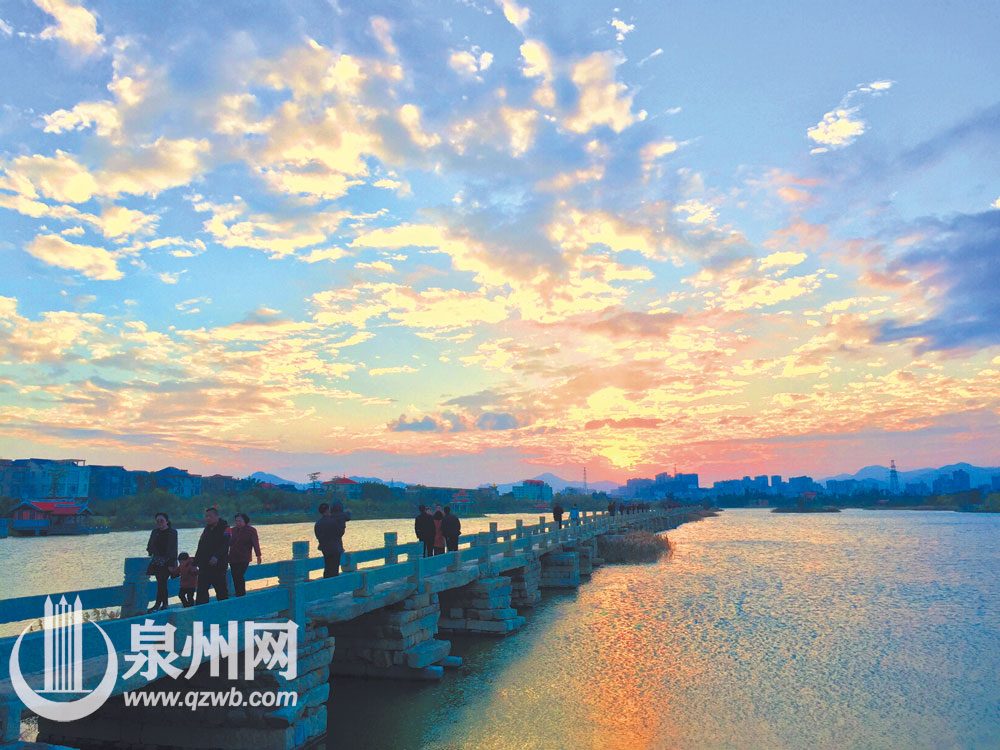 夕阳西下,附近的居民结束了一天的工作,来到安平桥上散步纳凉。 夕阳西下,附近的居民结束了一天的工作,来到安平桥上散步纳凉。