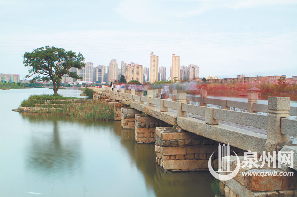 长长的石板,已经历了880年的岁月洗礼。 长长的石板,已经历了880年的岁月洗礼。