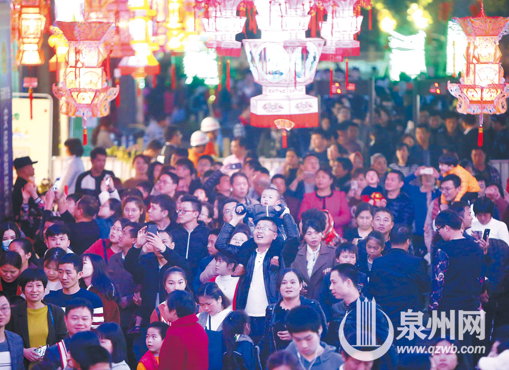 世界城时尚花灯展区昨晚人潮涌动 世界城时尚花灯展区昨晚人潮涌动