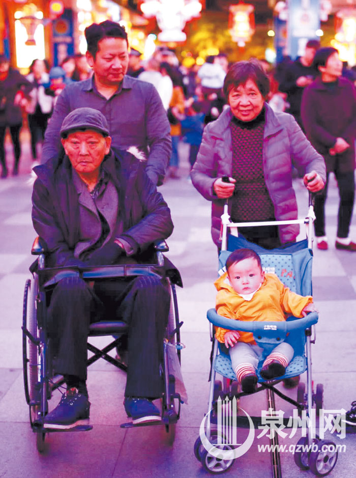 祖孙同赏灯 祖孙同赏灯